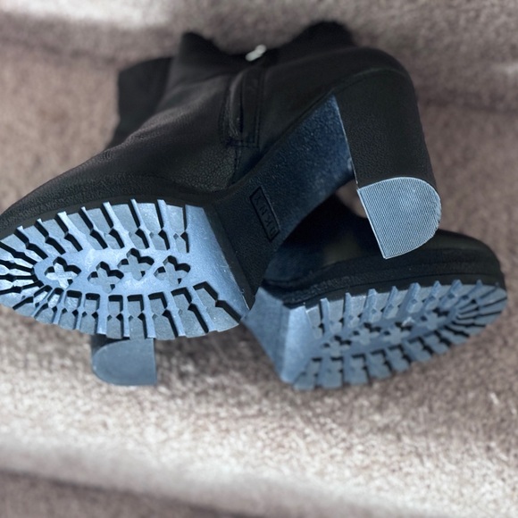 DKNY black platform lug sole ankle boots. SZ 7, 4" Heel, 0.5" platform, side zip - Picture 6 of 7